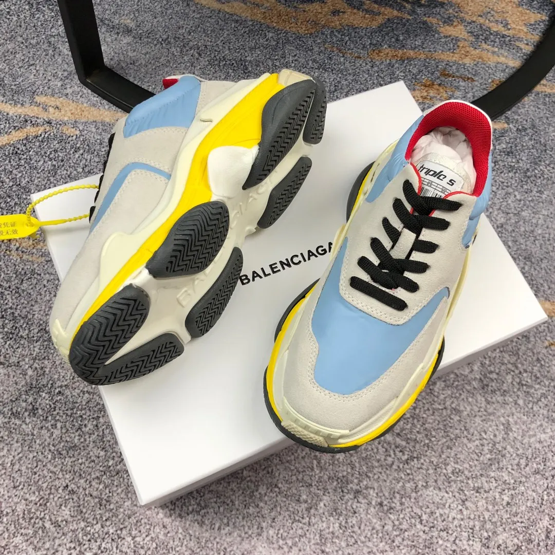 👟👟Ex-factory price 800👟👟 Balenciaga second generation 17 colors🖤 Balenciaga Triple-s Balenciaga-dad shoes. The world’s most popular retro jogging shoes 🔥. 🔺Retro distressed craftsmanship ~ original combination sole, heavy craftsmanship, not a low-end 2-layer combination sole! The upper is made of imported parachute cloth spliced ​​with nubuck matte, priced at 24 yuan per foot, which is different from the ordinary canvas on the market! The back is covered with cowhide high-frequency embossing! ⚠️When purchasing authentic products at the counter, I specifically asked the clerk about the materials. Size: 35-41 yards, men’s size 39-45, matching cloth bag, shoelaces, complete certificate of certification/men’s model will be notified later.